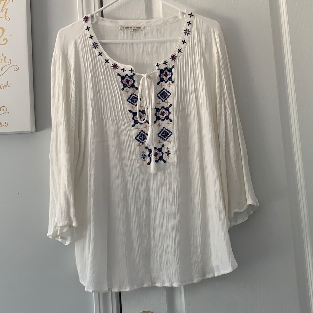 Daniel Rainn white and blue embroidered long sleeve top blouse XL boho cottage.